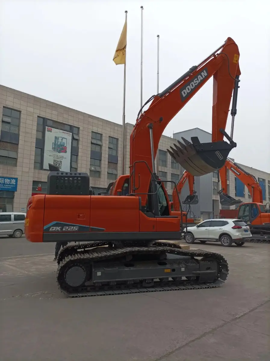 Used Doosan DX225 Excavator photo 1