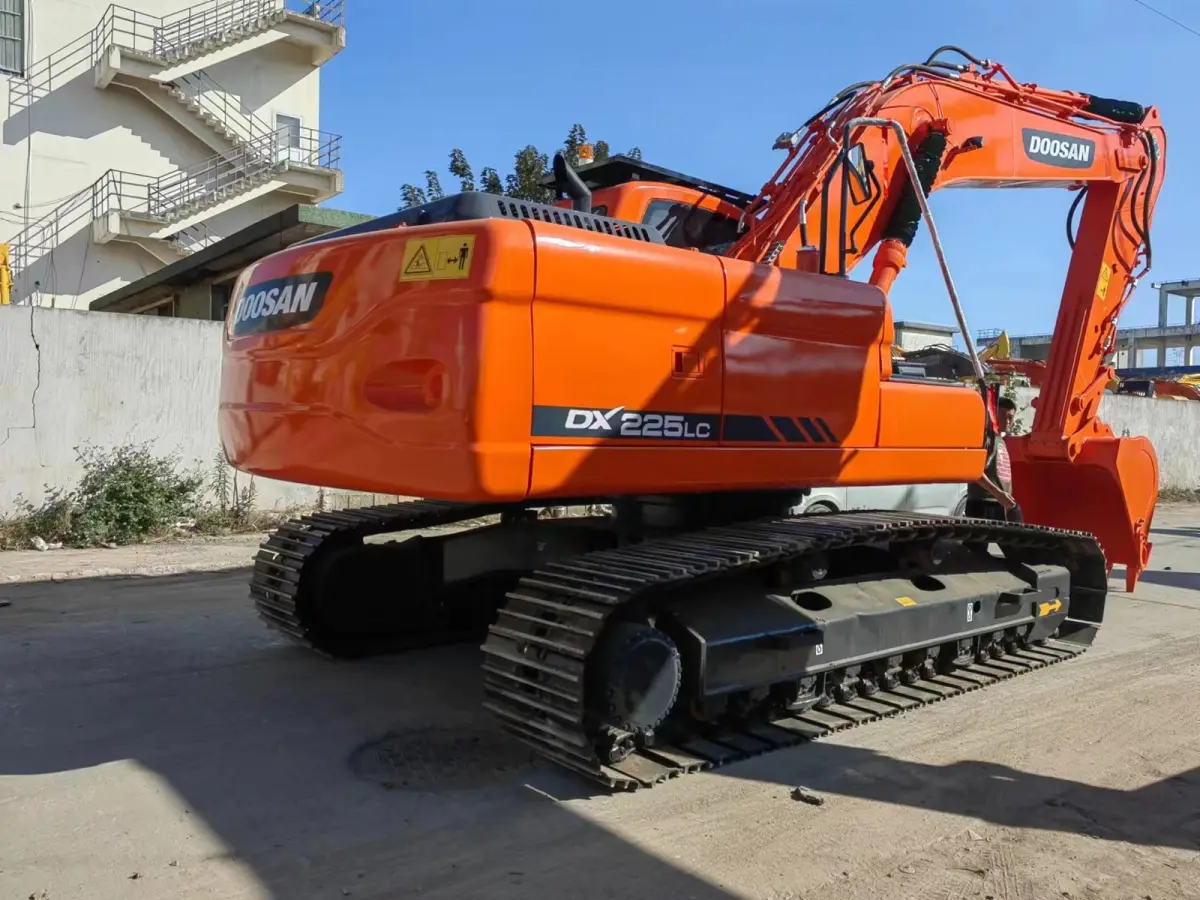 Used Doosan DX225 Excavator photo 1