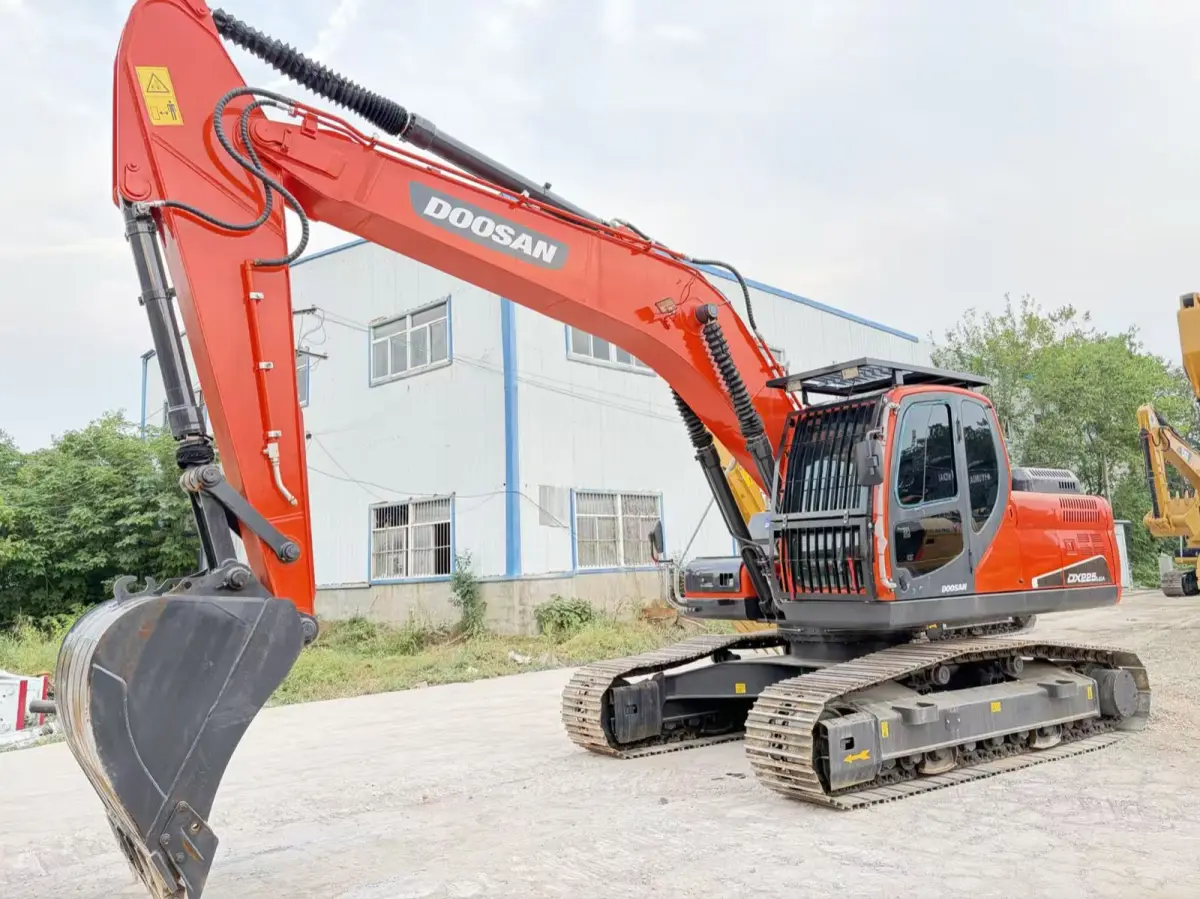 Used Doosan 225 Excavator photo 1
