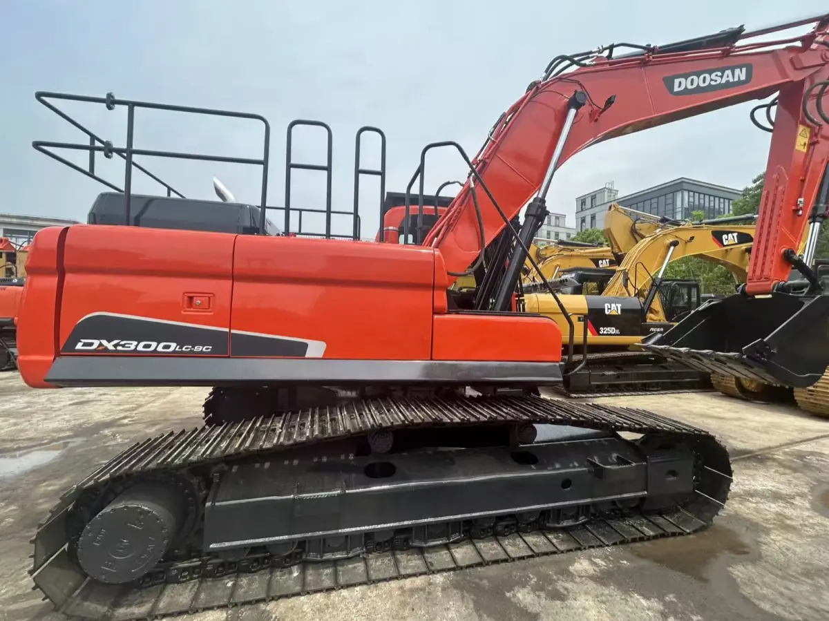 Used Doosan DX300 Excavator photo 1