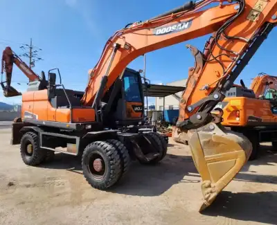 Used Doosan 140 Excavator photo 4