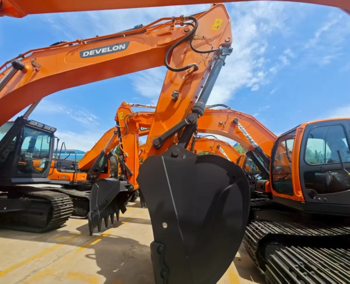 Used Doosan DX400LC Excavator photo 1
