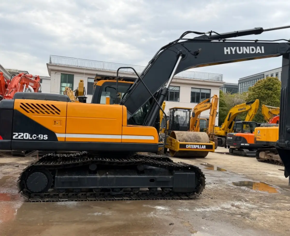 Used Hyundai 220 Excavator photo 1