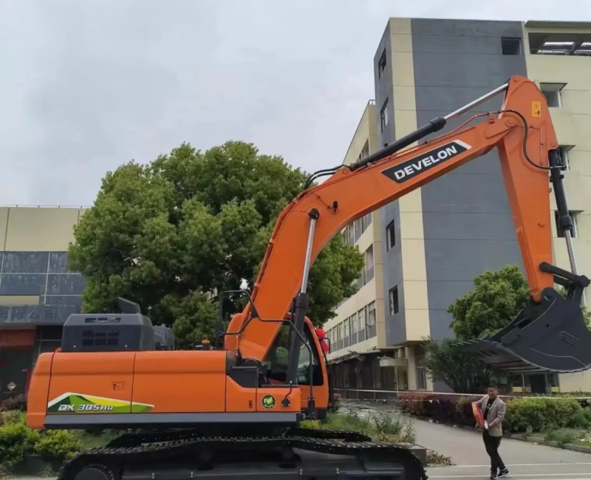 Used Doosan DX305 Excavator photo 1