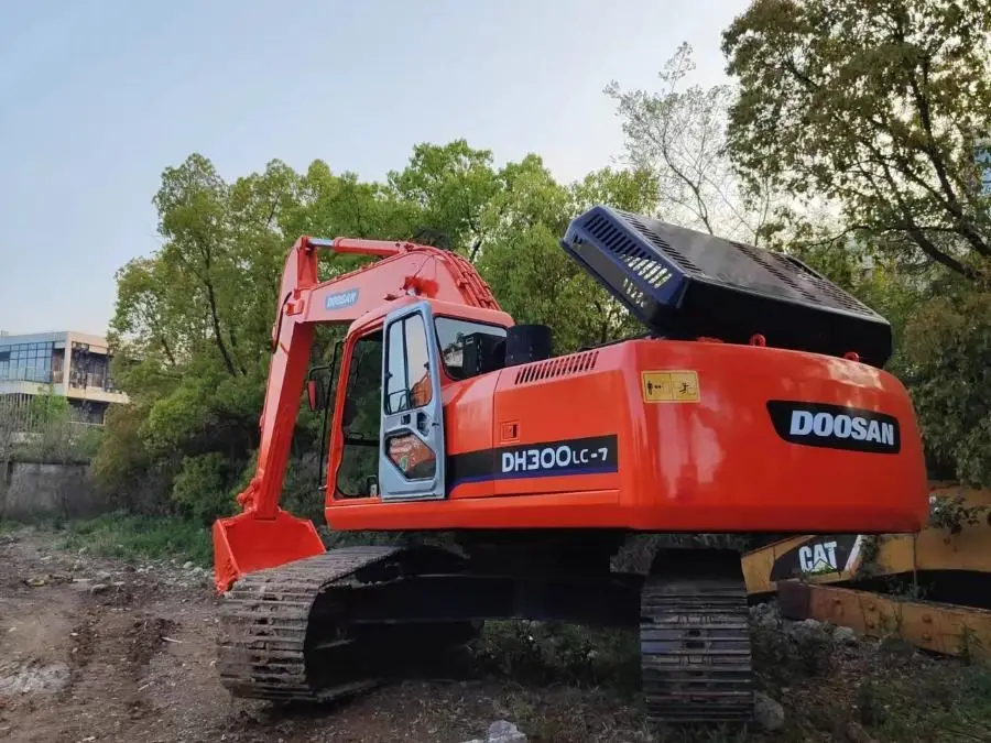 Used Doosan DH300LC Excavator photo 1