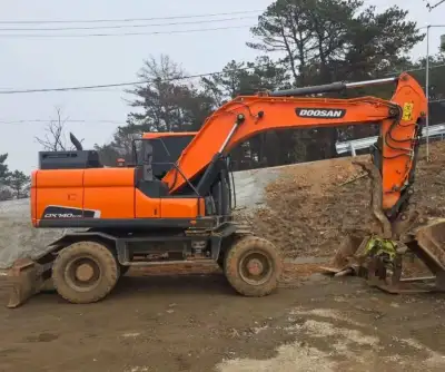 Used Doosan 140 Excavator photo 2