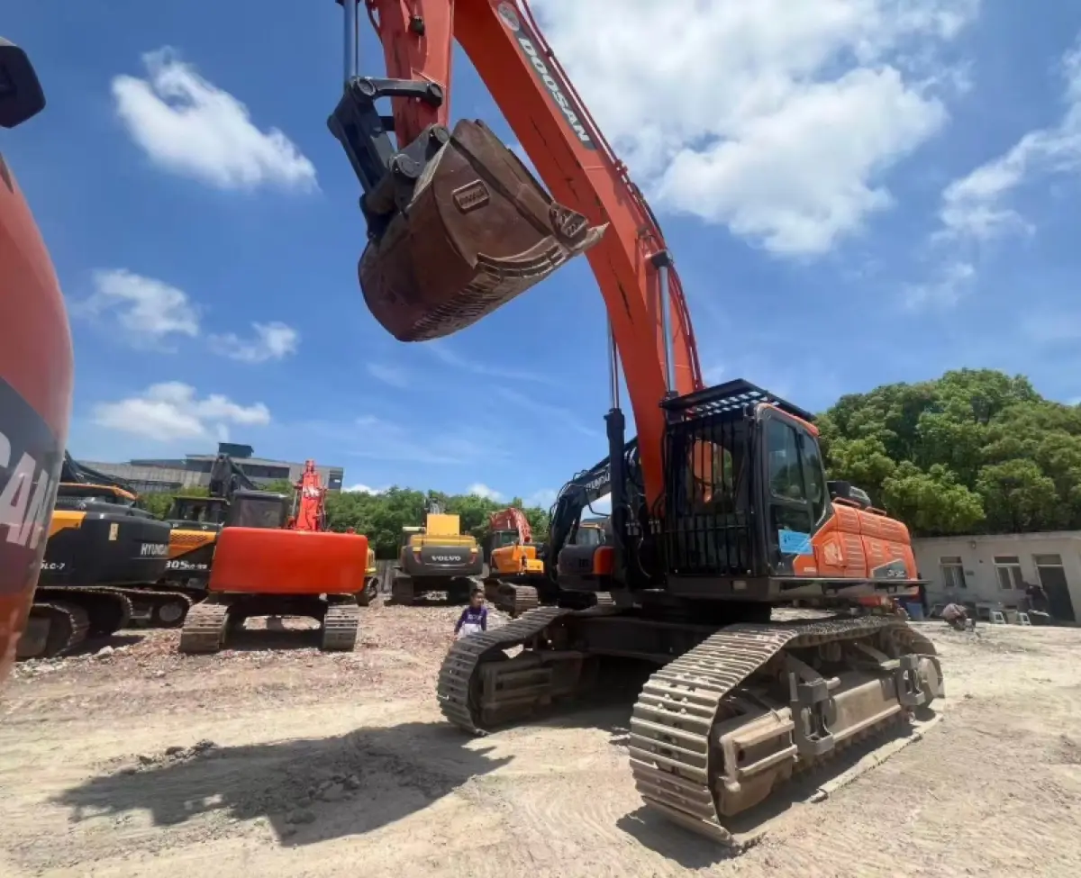 Used Doosan DX520 Excavator photo 1