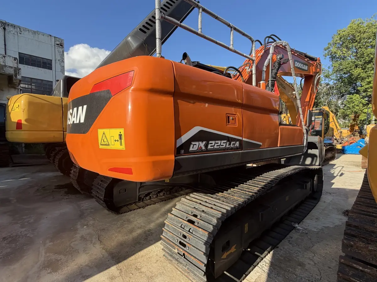 Used Doosan 225LCA Excavator photo 1