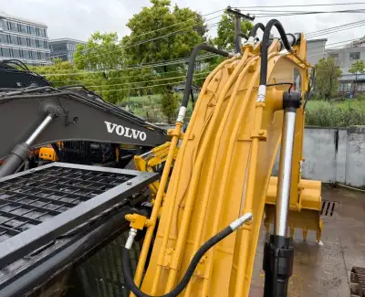 Used Hyundai 305LC-7 Excavator photo 2