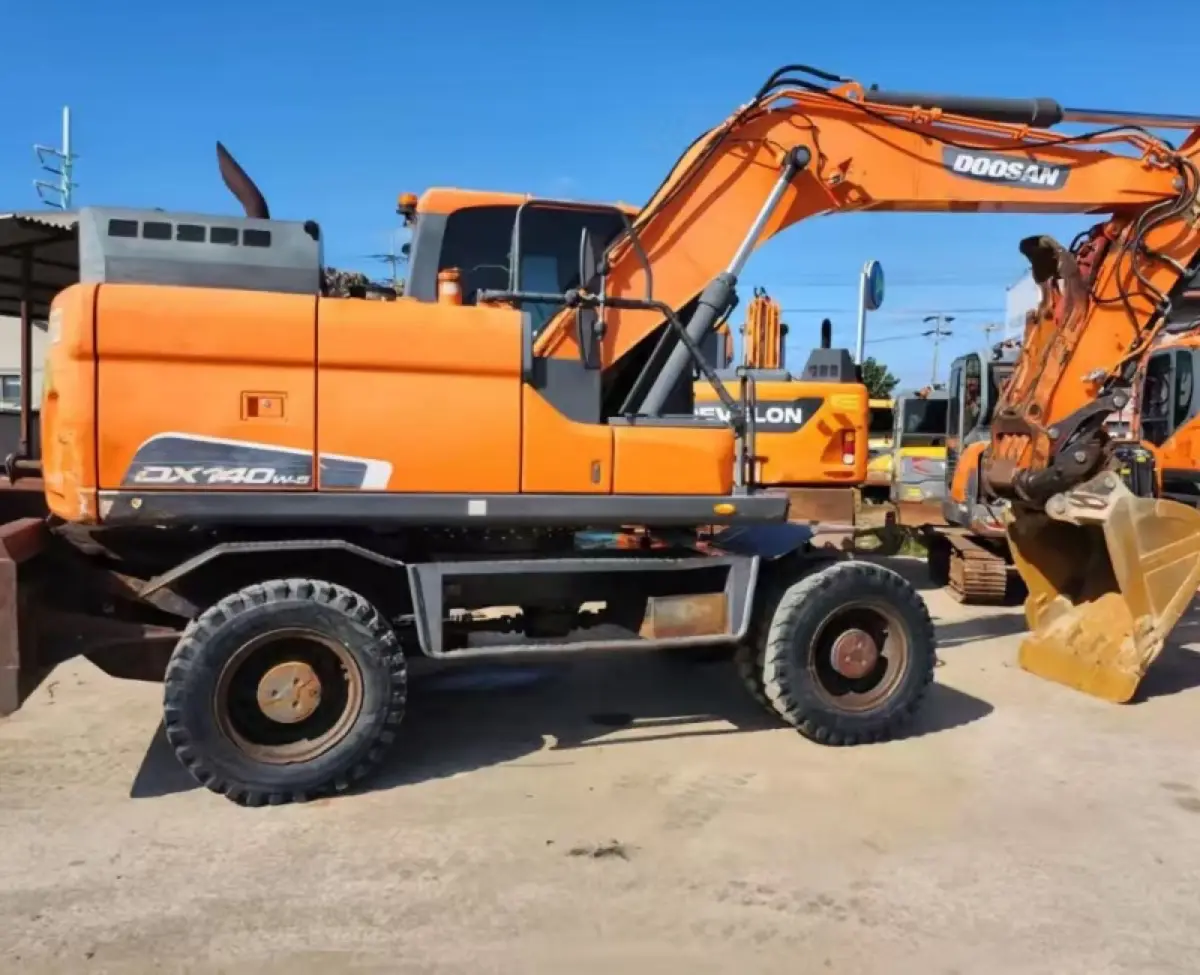 Used Doosan 140 Excavator photo 1