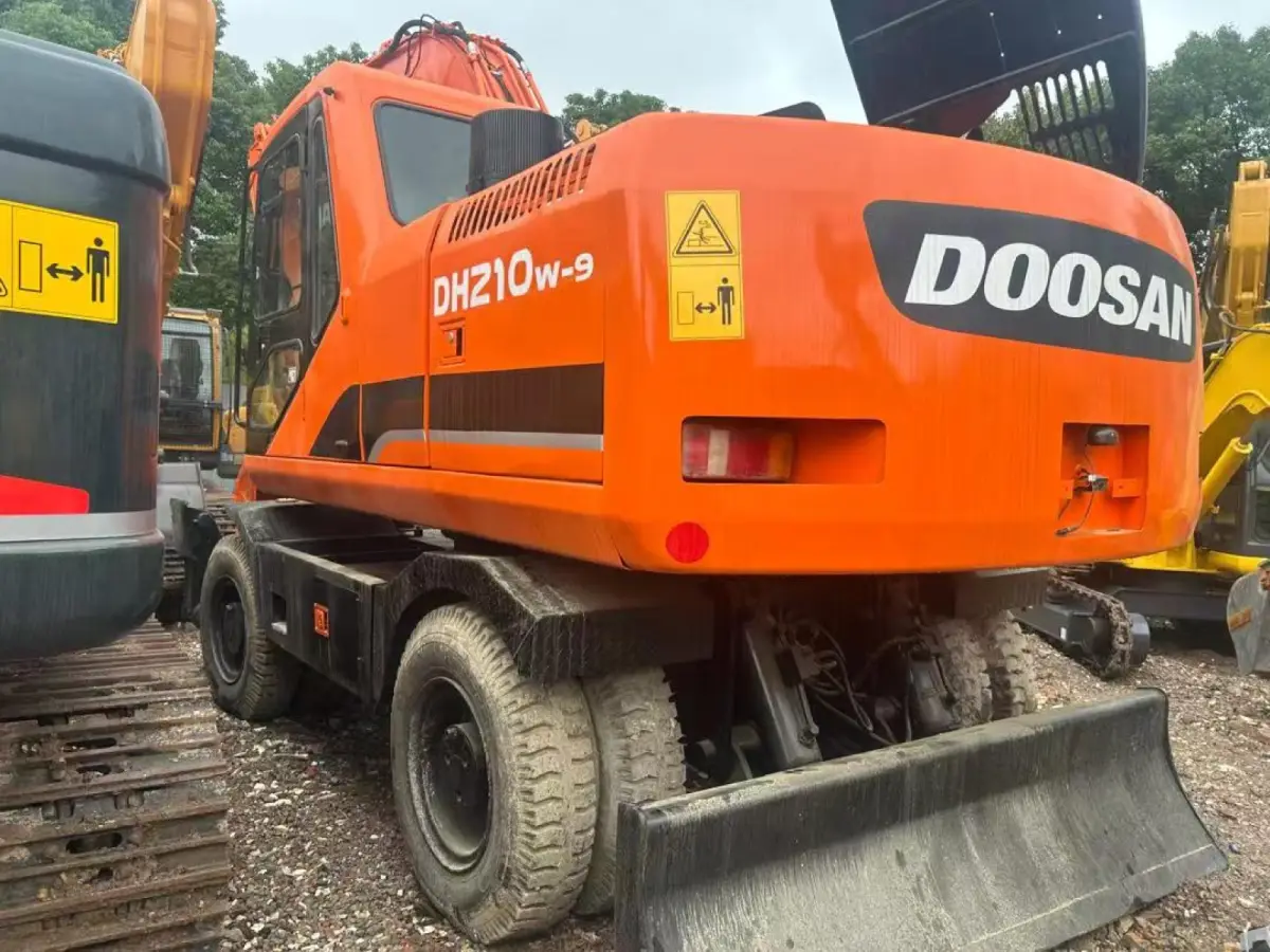 Used Doosan 210 Excavator photo 1