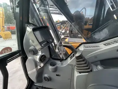 Used Hyundai 220LC-9S Excavator photo 2